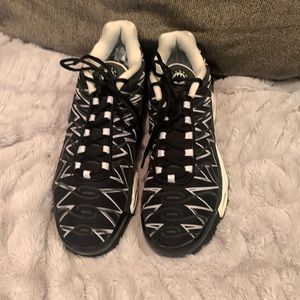 Nike Air Max Plus TN Shoes Black
Shark Black White AJ6311-001
Men's size 12